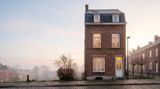Maison mitoyenne en briques typique de Belgique au petit matin, symbolisant une rénovation énergétique réussie alliant air sain et chaleur préservée