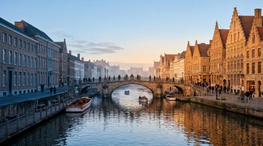 Vue panoramique symbolique d'une ville belge au crépuscule où deux ambiances architecturales distinctes se rencontrent harmonieusement autour d'un canal central